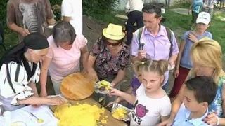 Delicii gastronomice in Marginimea Sibiului! Turistii au avut parte astazi de o adevarate surpriza din partea localnicilor!