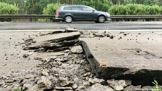 A mai cazut un mit! Gropi gigantice au aparut in autostrazile germane din cauza caldurii din ultima perioada!