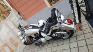 Un barbat din Bucuresti a patruns cu motocicleta in zona pietonala din Piata Sfatului din Brasov si a lovit un politist! Ce a patit motociclistul!