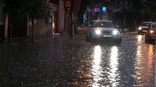 Vremea rea si-a facut de cap in tara! Mai multe orase au fost inundate dupa furtuni de doar cateva minute!