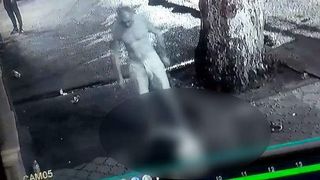 REVOLTATOR! Mama batuta cu bestialitate chiar de fiul ei in centrul Capitalei. Nimeni nu a intervenit!