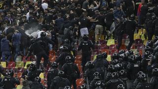 Jandarmeria a luat masuri in urma incidentelor de aseara de la meciul dintre CSA Steaua si Academia Rapid. Peste 40 de persoane au fost sanctionate