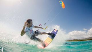 Noua senzatie de pe litoralul romanesc: kitesurfing-ul! Ce implica acest sport care ii innebuneste pe romani