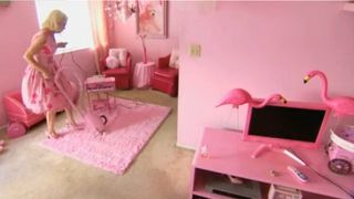 Ea este femeia care a facut o obsesie pentru culoarea ROZ. Are 54 de ani si totul in jurul ei are aceasta culoare