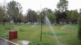Aspersoarele uda iarba si pe ploaie. Imagini demne de filme de comedie la Galati!
