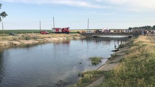 Interventie dificila a pompierilor in cazul unui barbat care a cazut cu caruta intr-un canal de irigatii! Acum doua zile un baiat de 14 ani si-a pierdut viata in acelasi loc!