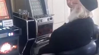 Cine este de fapt preotul botosanean surprins la pacanele. Adevarul despre barbatul care apare in imagini