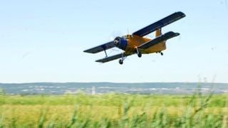 Aproape de o noua tragedie aviatica! Un avion a aterizat fortat pe un camp de langa Galati, lovindu-se de remorca unui camion!