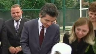 Ziua limbii turce in Romania a fost marcata de o multime de cadouri oferite de Ambasadorul Turciei la Bucuresti, copiilor sarmani