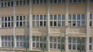 S-a intamplat in Tulcea! O femeie a intrat intr-o scoala si a lovit cu batul un elev si o profesoara! Scandalul a fost aplanat abia dupa interventia jandarmilor!