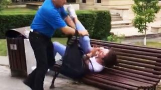 Imagini halucinante surprinse intr-un parc din Brasov! Fiica unui fost senator, batuta pe strada de un barbat in varsta! "I-as fi rupt capul, dar..."