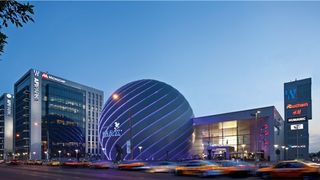 Clipe de groaza pentru clientii unui mall bucurestean dupa ce un barbat s-a aruncat de la etajul patru al parcarii! Medicii SMURD au intervenit rapid!