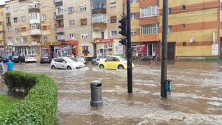 O furtuna puternica a facut ravagii la Alba Iulia. Canalizarile s-au infundat si orasul s-a transformat intr-o "Mica Venetie"