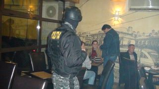 Legea pumnului este singura problema de rezolvare a problemelor in barurile din Romania! Imagini socante surprinse intr-un local din Cluj!