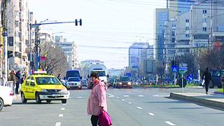 Prefera sa isi riste viata traversand printr-un loc periculos. Cum au fost surprinsi zeci de bucuresteni!