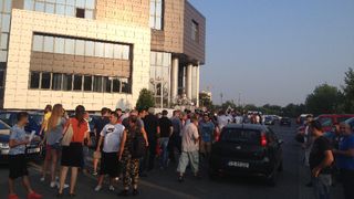 Sunt cozi mari la eliberarea permiselor la sediul din Pipera!