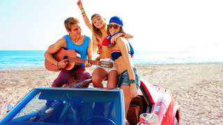 Mergem cu trenul sau cu masina spre mare? Vezi cat te costa ambele variante si care este cea mai accesibila!