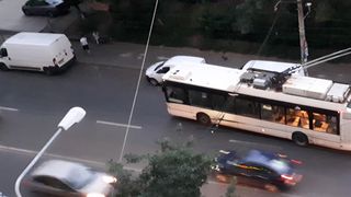 Imagini incredibile surprinse in cartierul bucurestean Drumul Taberei! In asteptarea metroului, cetatenii s-au apucat de impins troleibuzele!