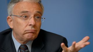 Mugur Isarescu agita spiritele si mai tare! "Romanii plecati in strainatate au trimis bani in tara si pentru a..."