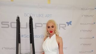 Adevarul despre operatiile estetice ale romancei Ioana Lee, scriitoarea care a fost casatorita cu un print japonez! Are 45 de ani si arata perfect. Blonda are 50 de kilograme.