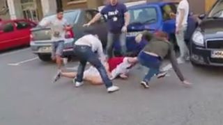 Bataie in strada, la doi pasi de sediul politiei!