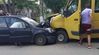 Un pensionar din Iasi a adormit la volan si a intrat in plin intr-un microbuz de elevi! 10 copii se aflau in microbuz!