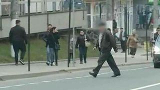 Batranii isi risca viata in cele mai ciudate moduri! Afla ce  metoda au gasit pentru a trece strada!