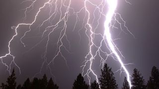 Vremea nu a adus numai puhoaie de apa, ci si flacari.  Casa unui localnic din Neamt a fost lovita in plin de fulger