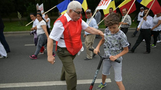 Scene REVOLTATOARE la mitingul PSD! Un membru al partidului a agresat un copil nevinovat pentru ca facea ASTA!