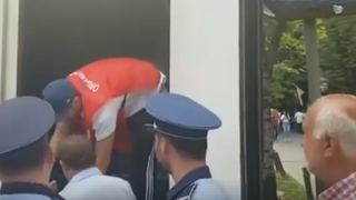 VIDEO: Bisnita e nelipsita la protestele PSD! Ce faceau organizatorii PSD cu apa, in timp ce oamenii mureau de sete