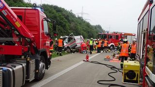 Accident MORTAL! Trei tineri de 20 si 21 de ani au fost victimele impactului dintre un TIR si dubita lor