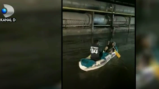 Inundatii de proportii la Craiova! Soferii au facut haz de necaz si s-au plimbat cu barca pe strazi