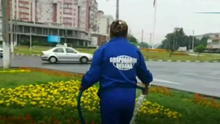 Imagini de tot rasul! Aspersoarele functioneaza non-stop, chiar si in timp ce afara ploua torential