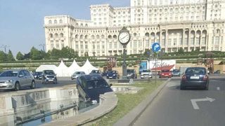 Cascadorii in centrul Capitalei! Un sofer a plonjat cu masina intr-o fantana arteziana din Piata Unirii!