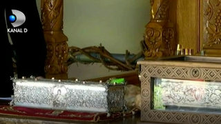 Incredibil! Gabriela Firea ar fi instalat o racla cu moaste langa biroul ei, pentru ca angajatii sa poata veni sa se inchine