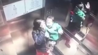 Video socant! I-a facut cu mana mamei, dupa care s-a dezlantuit iadul! Copil de doar un an, batut cu bestialitate de propria bona!