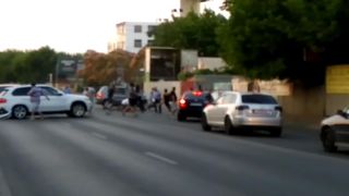 Rafuiala in traficul din Bucuresti! 12 echipaje de politie au intervenit la o bataie - Incidentul a fost surprins de catre trecatori