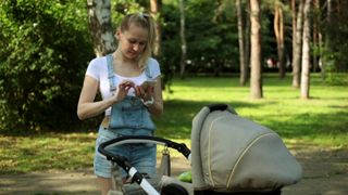 Talharita in plina zi! O mamica din Constanta a ramas fara bani dupa ce a fost amenintata cu un cutit de un individ, chiar cand isi plimba copilul in carucior!