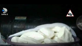 Imagini cu pericolul pe care il mancam! Branza vanduta din portbagajul, pe canicula