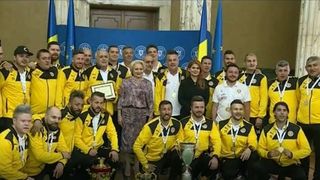 Sarbatoare la Guvern cu usile inchise! Viorica Dancila i-a premiat pe membrii echipei nationale de fotbal a artistilor fara public si fara presa
