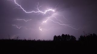 Nimic nu se compara cu spectacolul naturii! Aseara, cerul a fost brazdat de fulgere minute in sir, iar internautii s-au intrecut pe retelele de socializare in fotografii spectaculoase