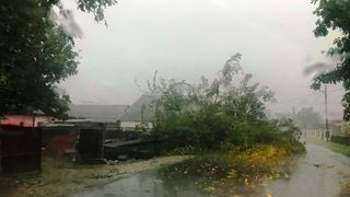 In doar o zi, peste jumatate  de tara a fost maturata de furtuni violente. O familie cu mai multi copii a fost salvata, la limita, in Caras Severin