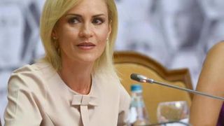 In timp ce in fata primariei un grup de romani isi striga nemultumirile, in sala de consiliu, Gabriela Firea protesteaza si ea. Prin tacere!