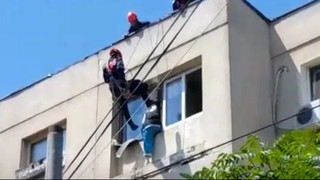 Operatiune dramatica de salvare in Capitala. O femeie a amenintat ca se arunca de la etajul 4
