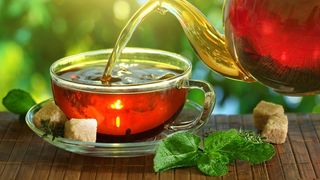 O cana de ceai pe zi tine doctorul departe. Nimic mai gresit! Ceaiul poate imbolnavi grav un om sanatos sau poate chiar ucide un om bolnav