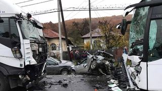 Accident grav in judetul Arges! Un microbuz care transporta persoane s-a ciocnit cu un autoturism. Sunt mai multe victime