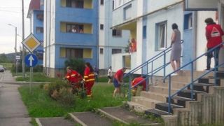 S-a aflat cine este barbatul care s-a aruncat in gol de la etajul doi, in Bistrita. Sotia sa era in casa in momentul tragediei. Ce s-a intamplat