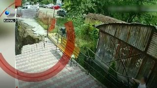 La un pas de dezastru! Trotuar surpat dupa ploile torentiale, in timp ce oamenii stateau de vorba. Totul a fost surprins de camere!
