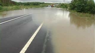 Natura s-a dezlantuit in toata tara! Prapad in urma ploilor torentiale si furtunilor. Oamenii sunt disperati. Autoritatile sunt in alerta maxima!