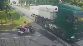 Accident deosebit de grav! Un motociclist a intrat cu toata viteza intr-un camion. Momentul a fost surprins. Imagini cu un puternic impact emotional